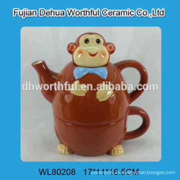 Tetera de cerámica en forma de mono con la taza